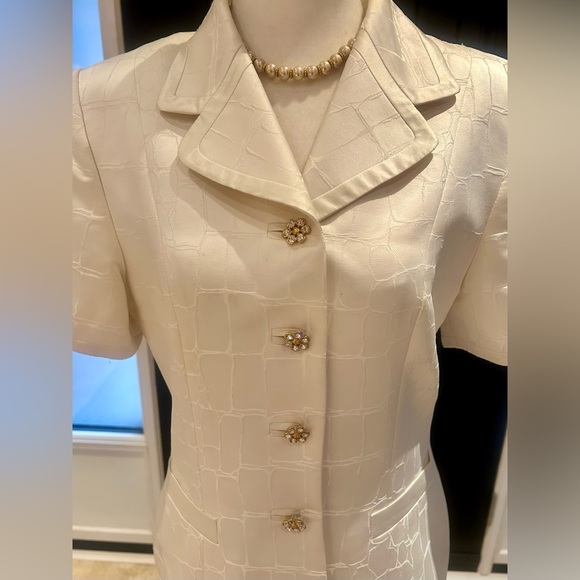 Elegant White 2-Piece Suit - Albert Nipon - Picture 4 of 8